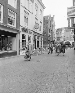 883782 Gezicht in de Mariastraat te Utrecht, met winkelend publiek in het voetgangersgebied. In het midden het terras ...